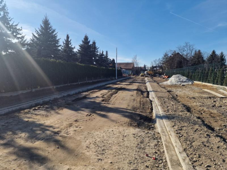 Trwają intensywne prace przy przebudowie dróg w Źródłach