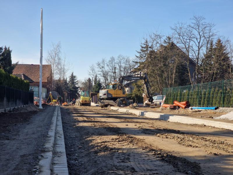 Trwają intensywne prace przy przebudowie dróg w Źródłach