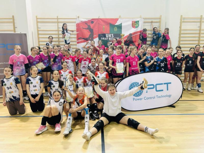 Zacięta rywalizacja i sportowe emocje w Miękini – turniej siatkówki o Puchar Burmistrza