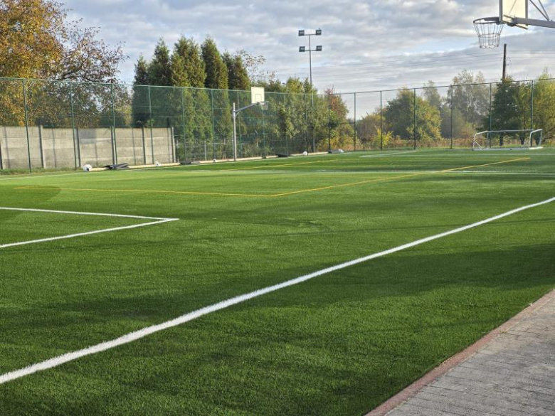 Wymiana nawierzchni na boisku w Glosce