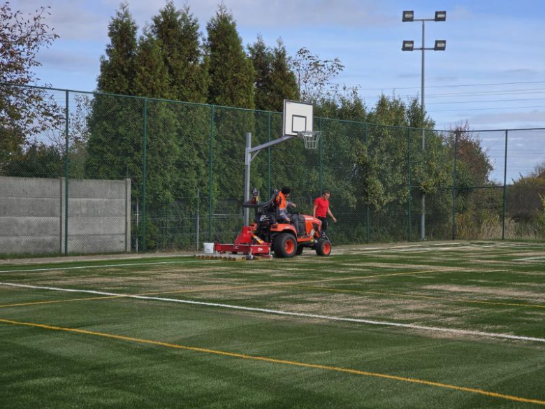 Wymiana nawierzchni na boisku w Glosce