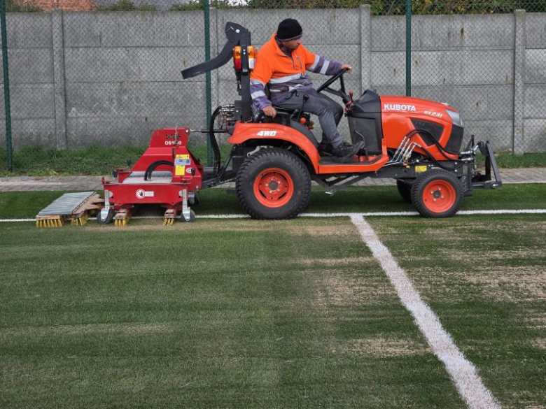 Wymiana nawierzchni na boisku w Glosce