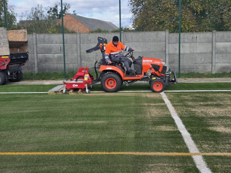 Wymiana nawierzchni na boisku w Glosce