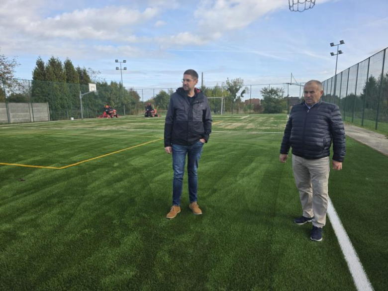 Wymiana nawierzchni na boisku w Glosce