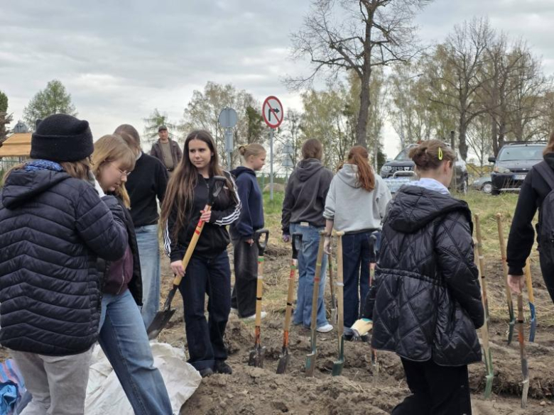 80 drzew na 80-lecie szkoły
