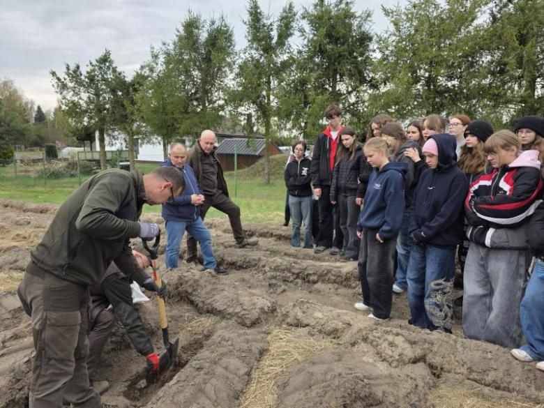 80 drzew na 80-lecie szkoły