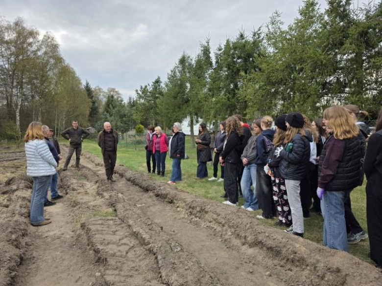 80 drzew na 80-lecie szkoły