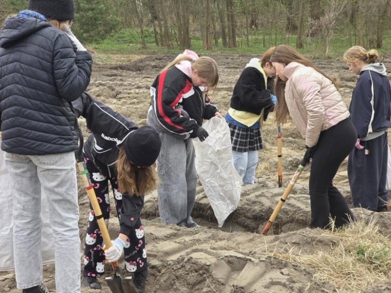 80 drzew na 80-lecie szkoły