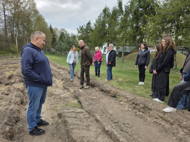 80 drzew na 80-lecie szkoły