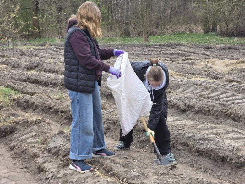 80 drzew na 80-lecie szkoły