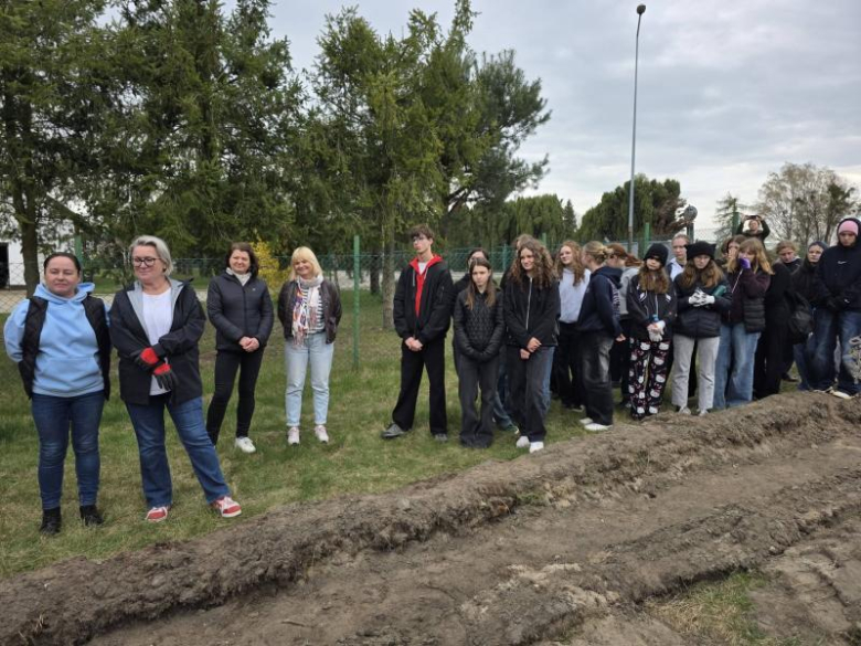 80 drzew na 80-lecie szkoły