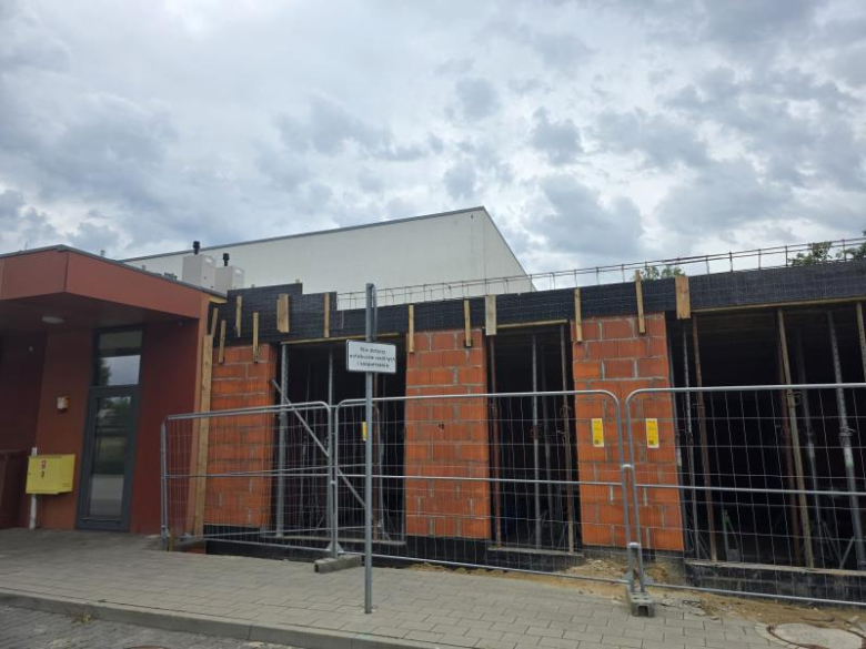 Postęp prac przy budowie szkoły w Lutyni
