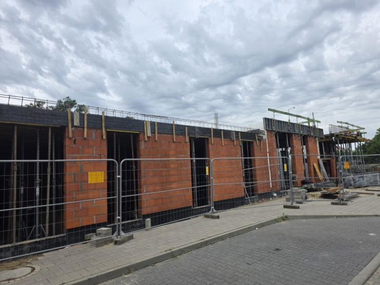 Postęp prac przy budowie szkoły w Lutyni