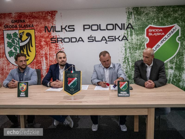 Przedstawiciele obu klubów podpisują porozumienie o współpracy