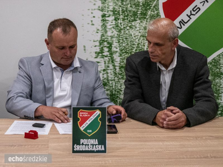 Przedstawiciele obu klubów podpisują porozumienie o współpracy