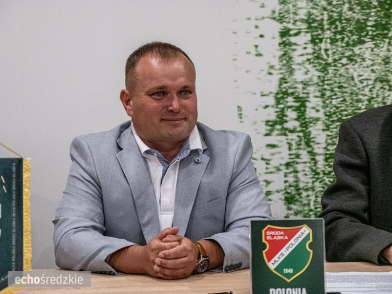 Przedstawiciele obu klubów podpisują porozumienie o współpracy