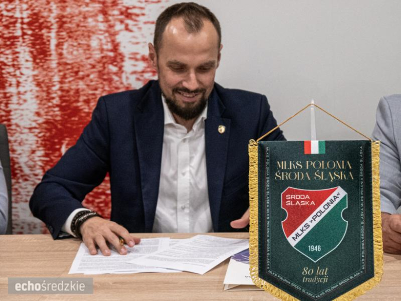 Przedstawiciele obu klubów podpisują porozumienie o współpracy