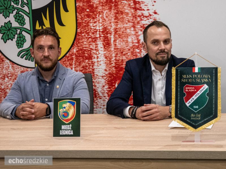Przedstawiciele obu klubów podpisują porozumienie o współpracy
