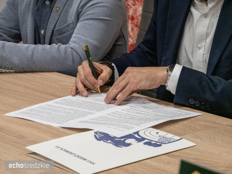 Przedstawiciele obu klubów podpisują porozumienie o współpracy