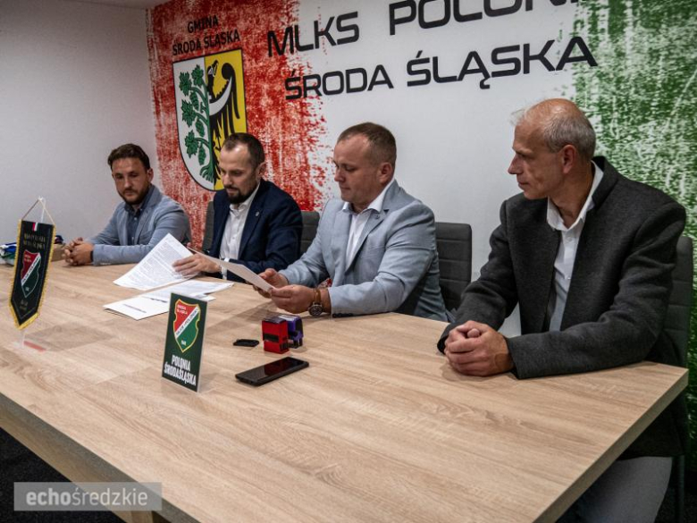 Przedstawiciele obu klubów podpisują porozumienie o współpracy