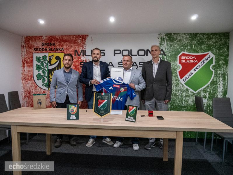 Przedstawiciele obu klubów podpisują porozumienie o współpracy