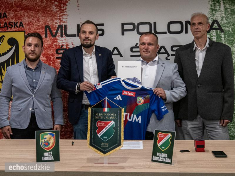 Przedstawiciele obu klubów podpisują porozumienie o współpracy