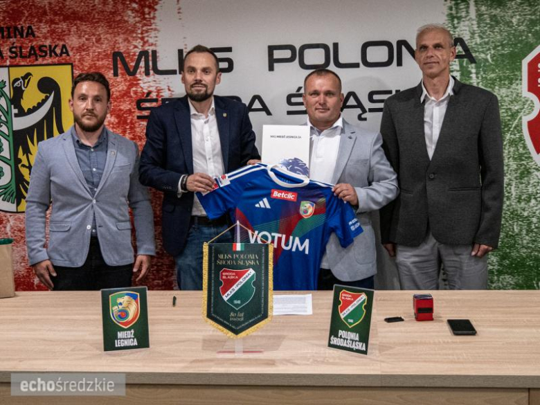 Przedstawiciele obu klubów podpisują porozumienie o współpracy