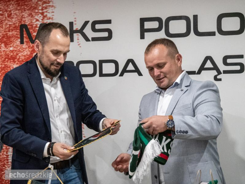 Przedstawiciele obu klubów podpisują porozumienie o współpracy