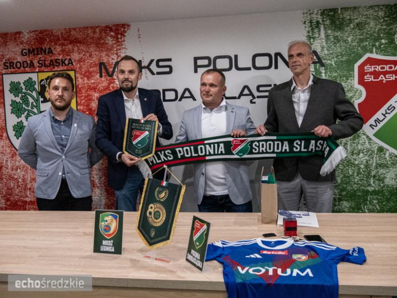 Przedstawiciele obu klubów podpisują porozumienie o współpracy
