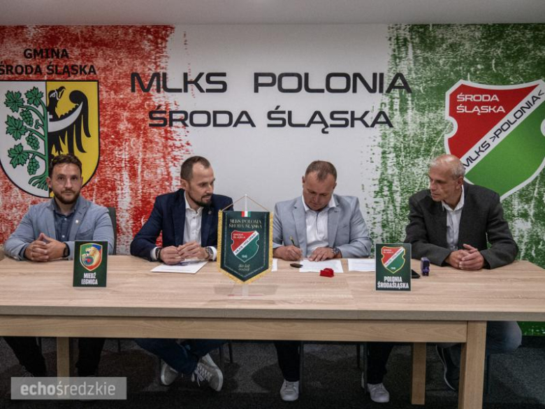 Przedstawiciele obu klubów podpisują porozumienie o współpracy