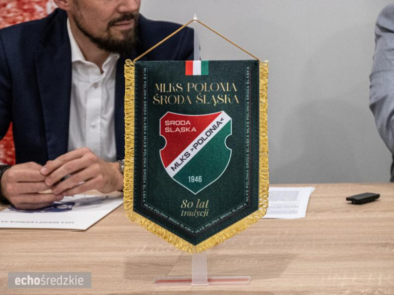 Przedstawiciele obu klubów podpisują porozumienie o współpracy