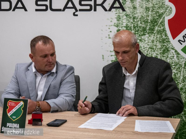 Przedstawiciele obu klubów podpisują porozumienie o współpracy