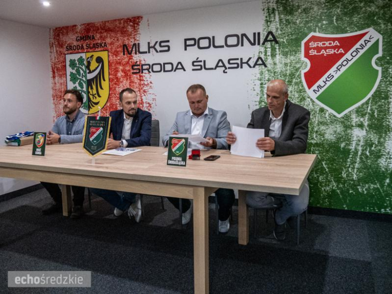 Przedstawiciele obu klubów podpisują porozumienie o współpracy