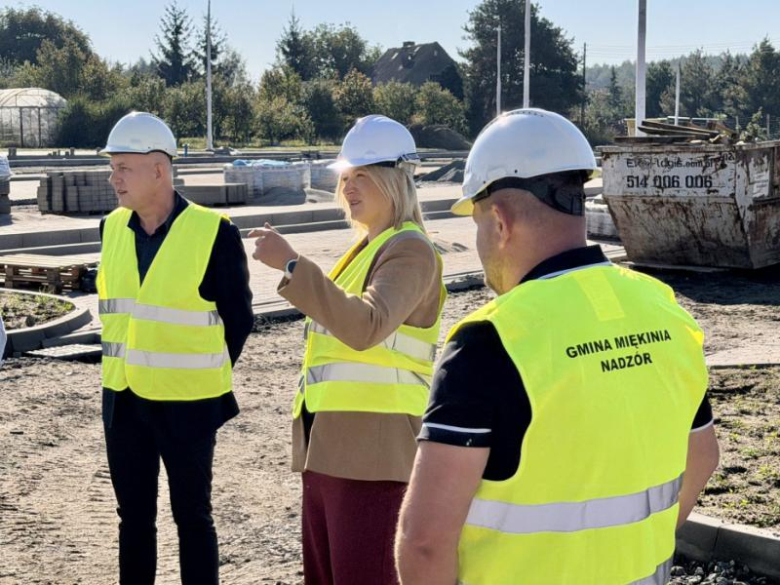 Radni i władze gminy na wizji lokalnej. Sprawdzili postęp kluczowych inwestycji
