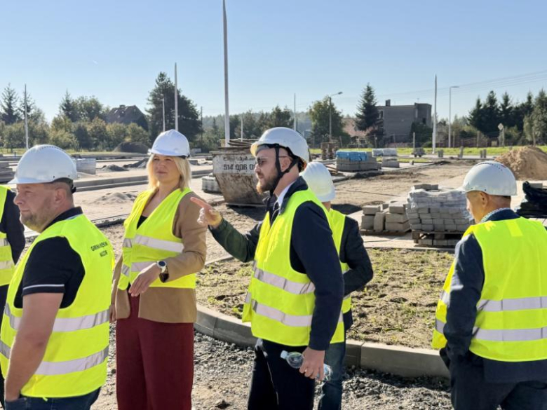 Radni i władze gminy na wizji lokalnej. Sprawdzili postęp kluczowych inwestycji