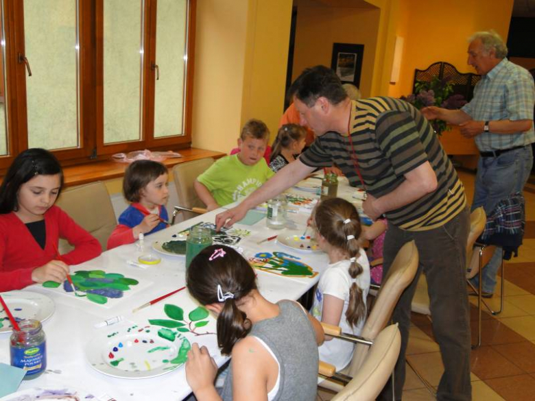 Warsztaty plastyczne dla dzieci prowadzone przez uczestników Międzynarodowego Pleneru Malarskiego w Środziie Śląskiej