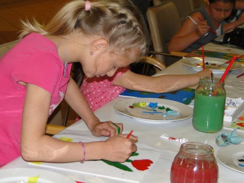 Warsztaty plastyczne dla dzieci prowadzone przez uczestników Międzynarodowego Pleneru Malarskiego w Środziie Śląskiej