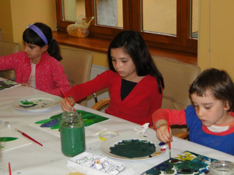 Warsztaty plastyczne dla dzieci prowadzone przez uczestników Międzynarodowego Pleneru Malarskiego w Środziie Śląskiej