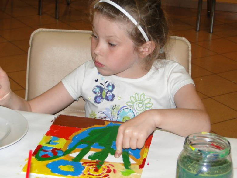 Warsztaty plastyczne dla dzieci prowadzone przez uczestników Międzynarodowego Pleneru Malarskiego w Środziie Śląskiej