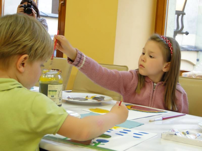 Warsztaty plastyczne dla dzieci prowadzone przez uczestników Międzynarodowego Pleneru Malarskiego w Środziie Śląskiej