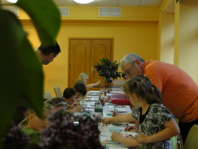 Warsztaty plastyczne dla dzieci prowadzone przez uczestników Międzynarodowego Pleneru Malarskiego w Środziie Śląskiej
