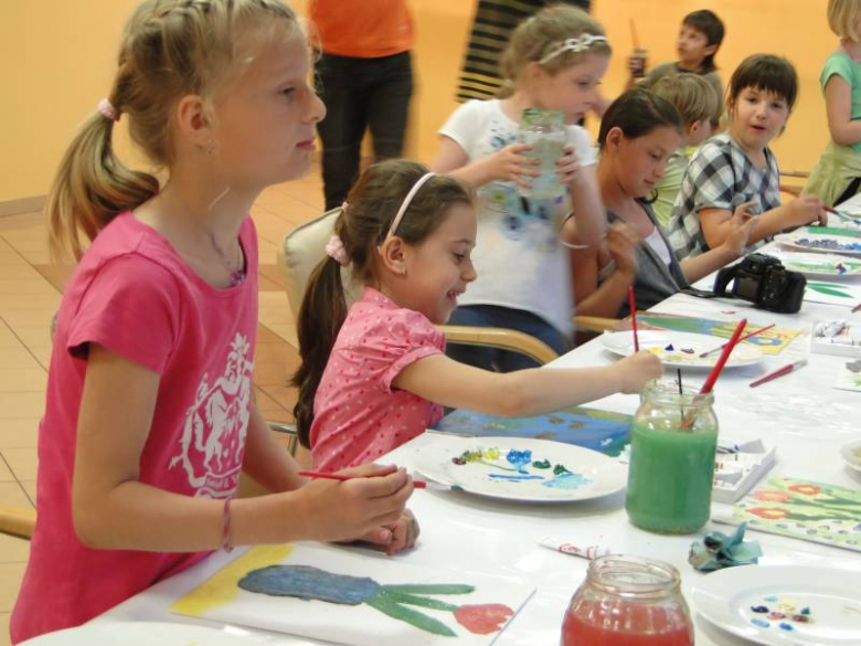 Warsztaty plastyczne dla dzieci prowadzone przez uczestników Międzynarodowego Pleneru Malarskiego w Środziie Śląskiej
