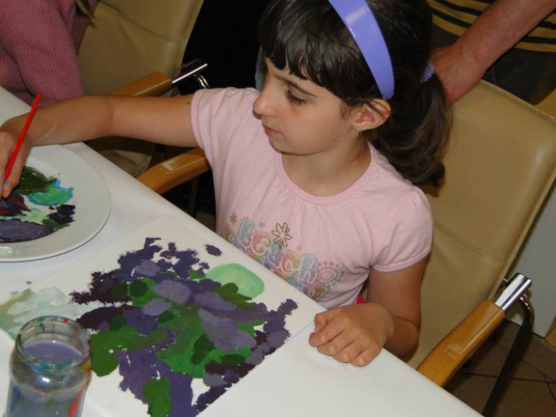 Warsztaty plastyczne dla dzieci prowadzone przez uczestników Międzynarodowego Pleneru Malarskiego w Środziie Śląskiej