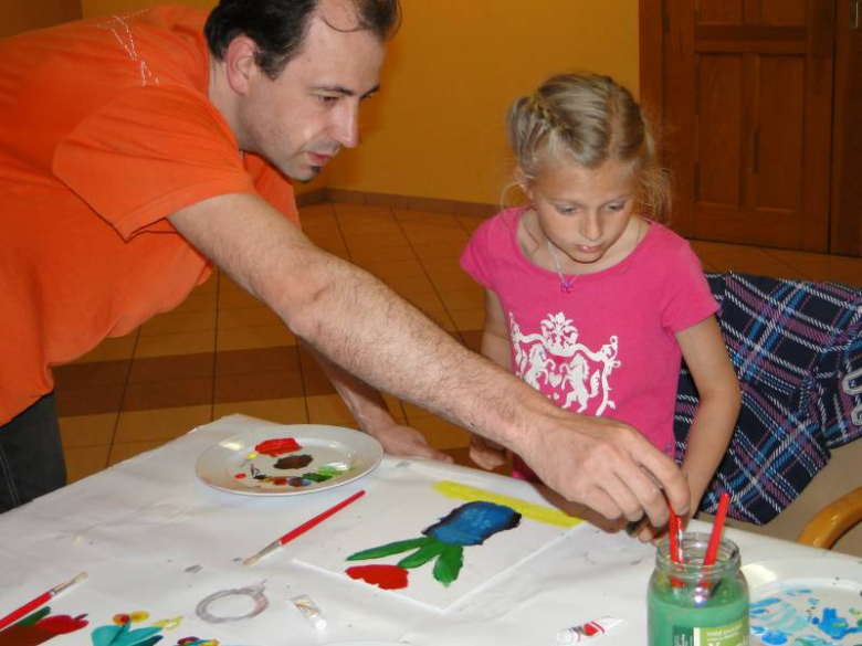 Warsztaty plastyczne dla dzieci prowadzone przez uczestników Międzynarodowego Pleneru Malarskiego w Środziie Śląskiej