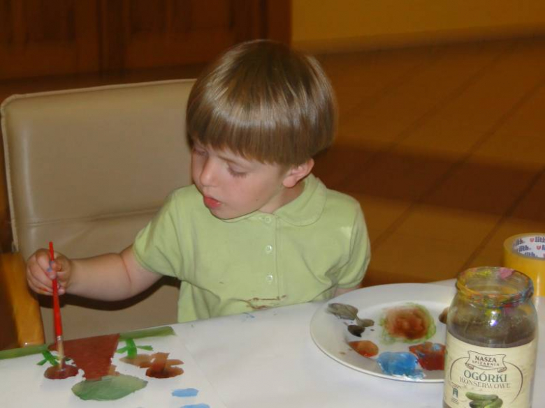 Warsztaty plastyczne dla dzieci prowadzone przez uczestników Międzynarodowego Pleneru Malarskiego w Środziie Śląskiej