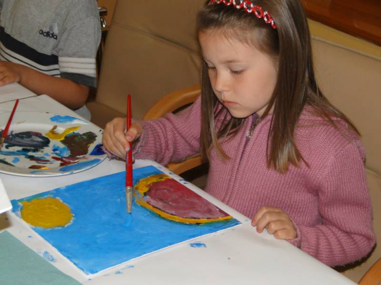 Warsztaty plastyczne dla dzieci prowadzone przez uczestników Międzynarodowego Pleneru Malarskiego w Środziie Śląskiej
