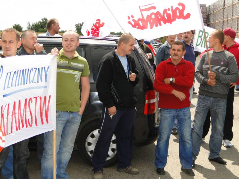 Protest związkowców przed zakladami Röben w Środzie Śląskiej