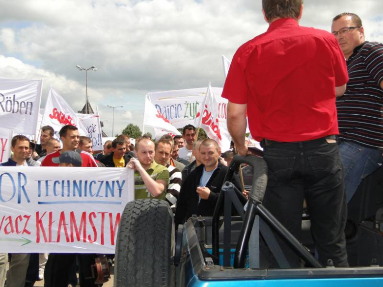 Protest związkowców przed zakladami Röben w Środzie Śląskiej