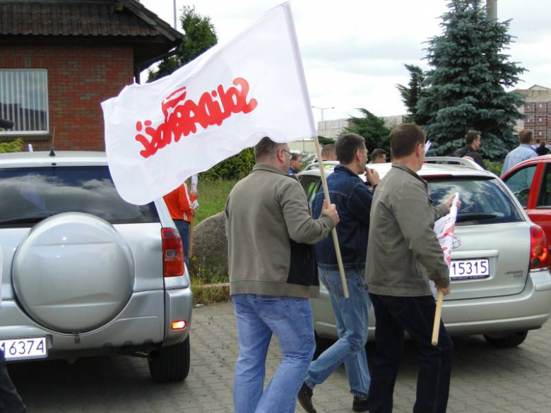 Protest związkowców przed zakladami Röben w Środzie Śląskiej