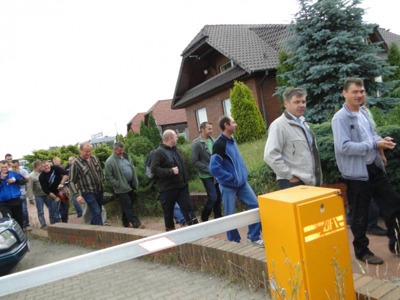 Protest związkowców przed zakladami Röben w Środzie Śląskiej